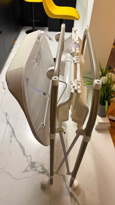 Masa de infasat cu cadita 2 in 1