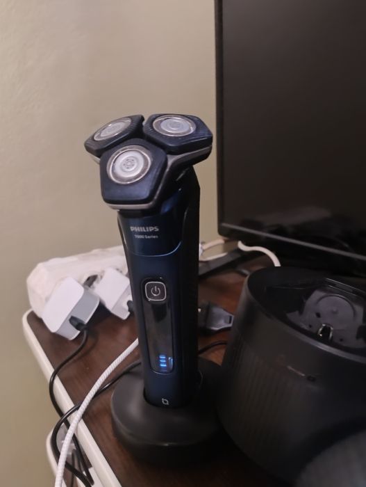 Vând aparat de bărbierit Philips model s7885