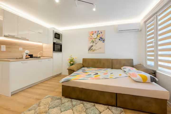 Разтегателен ъглов диван по поръчка, много запазен