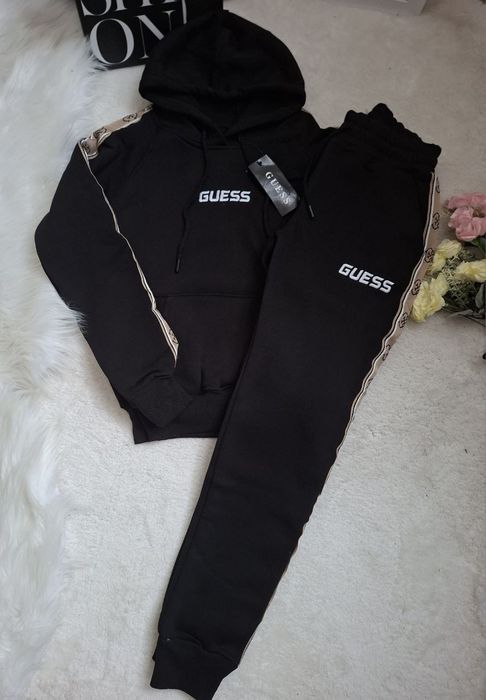 Спортен екип  на  Guess