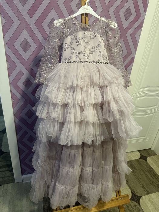 Шикарное на девочку Платье 7 лет
