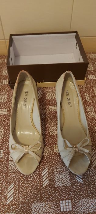 Pantofi albi marimea 37