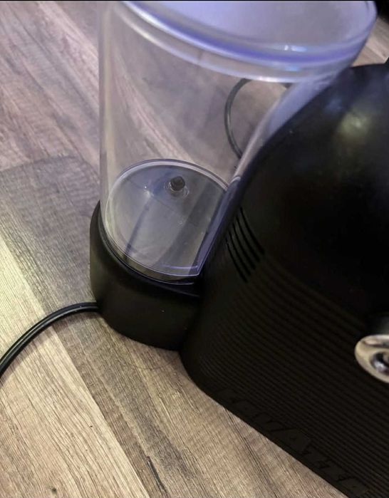 Кафе машина Lavazza с капсули + Кана за мляко