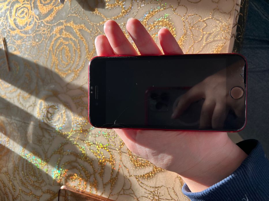 iPhone 8 Red, в отличном состоянии