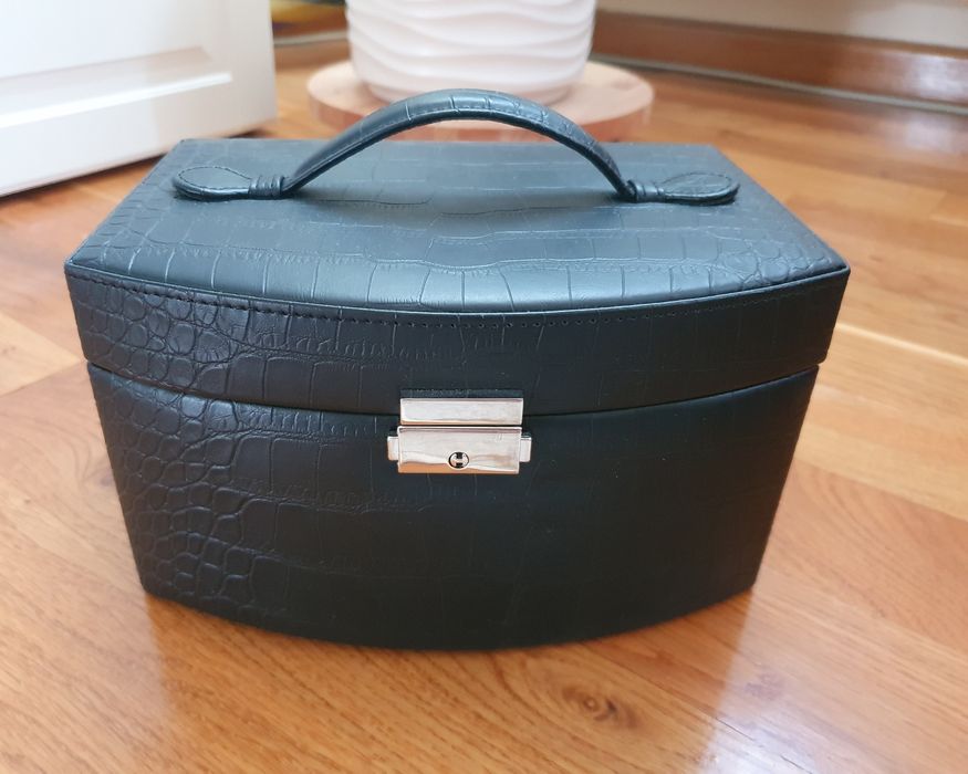 Cutie de bijuterii neagra aspect piele de crocodil interior bej