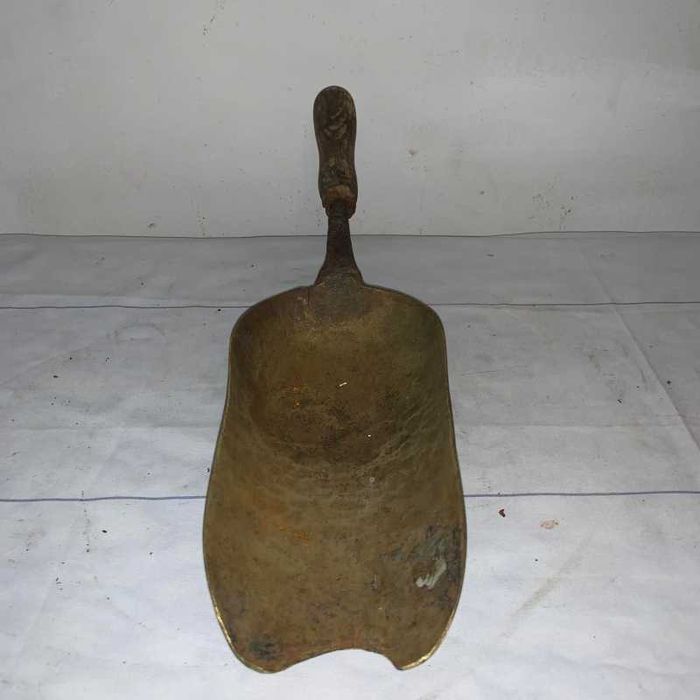 Mierta din bronz cu maner din lemn