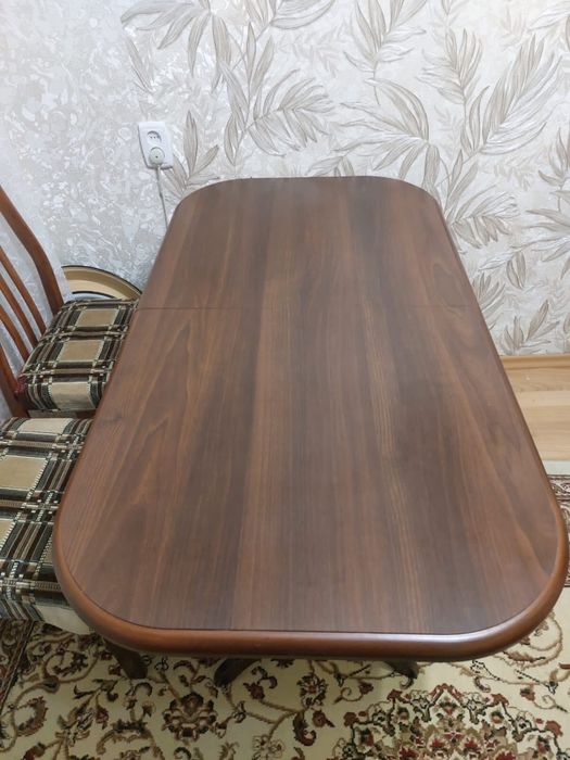 Продам кухонный стол со стульями