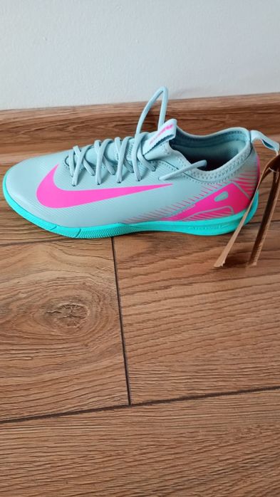 Adidași de vânzare