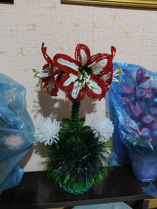 Цветы из бисера . Красивые подарочные поделки