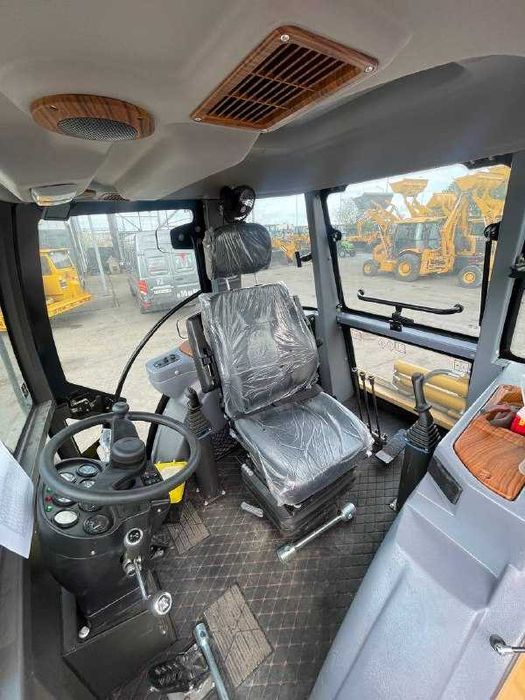 Экскаватор-погрузчик SHANMON 388-II