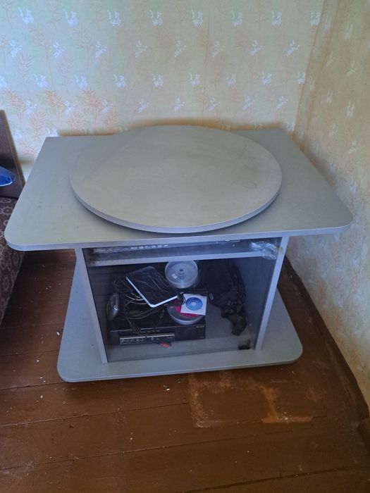 Тв маса въртяща се.