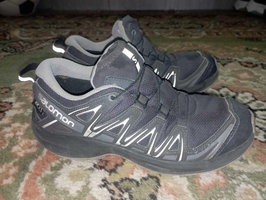 Ботинки фирменные Salomon на мальчика 36 размер в хор. сост.