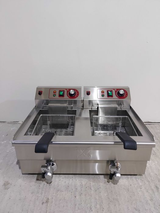 Marmită / fierbător pe curent sau pe gaz. Tigaie basculantă. Horeca