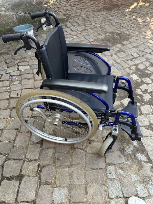 Scaun cu rotile pentru persoane