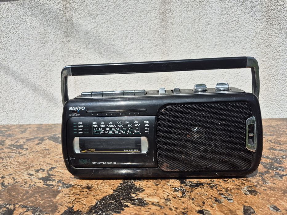 Vând Radio casetofon Sanyo model M-1750k ,made in japan