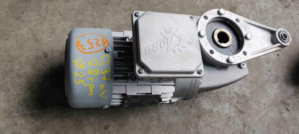 Motor electric trifazat cu reductor, 0.37kW, 28rpm, 380V