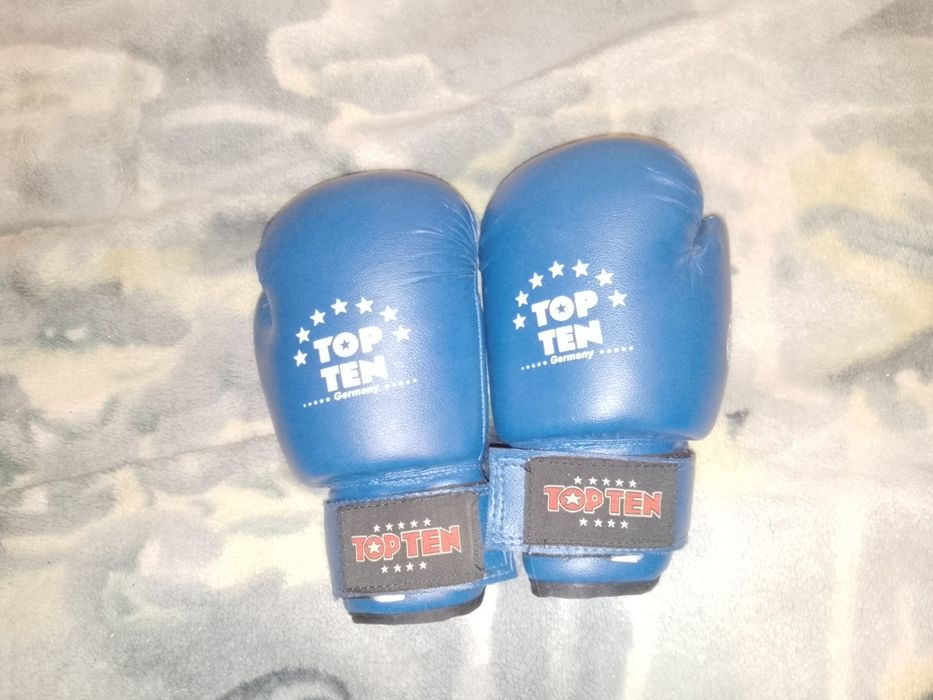 Боксерские перчатки и шлем