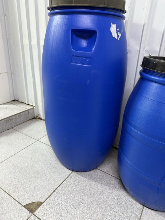 Пластиковые бочки.