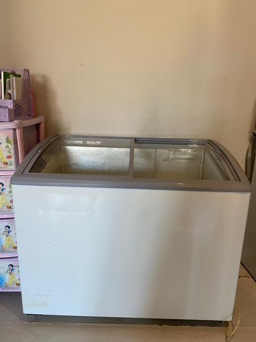Продам морозильник стеклянной крышкой на колёсах
