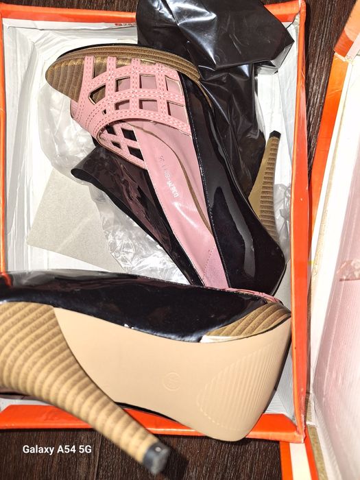 Продам обувь каждая пара 2000 тысячи.