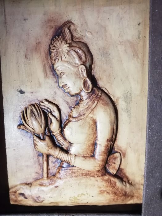 Релефна картина "Жена с лотос"