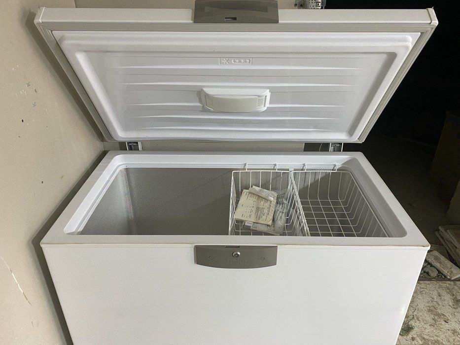 Muzlatgich sotiladi.