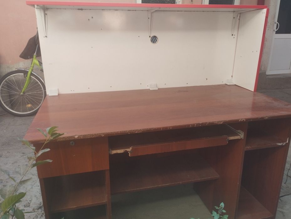 Компьютер стол срочно сотилади