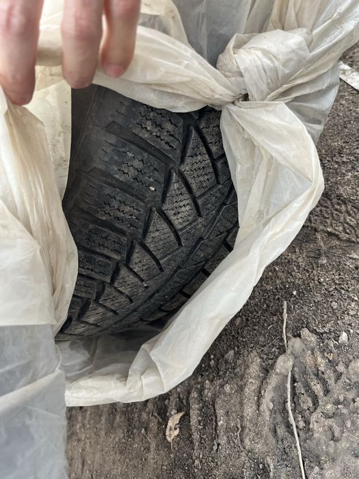 Продам зимний комплект шин Continental