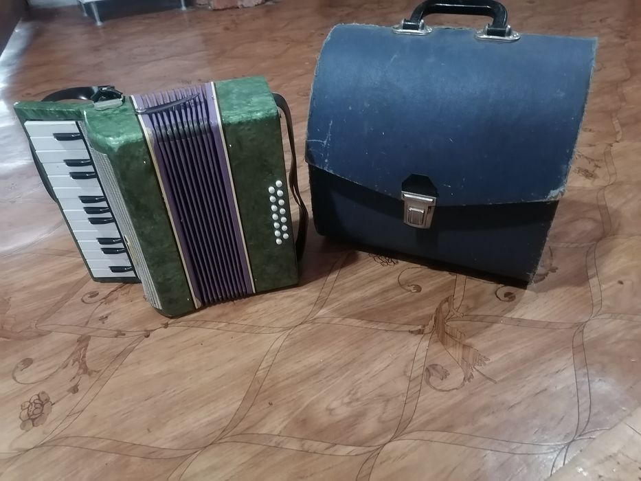 Продам баян с чемоданчиком