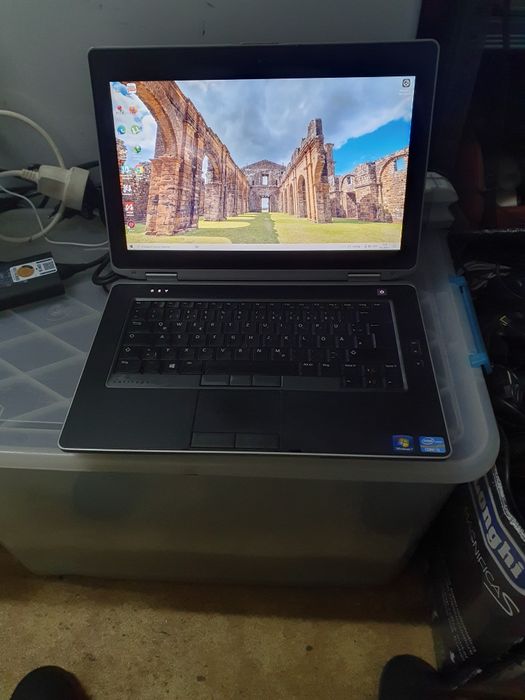 Лаптоп DELL 15.2 инча i5