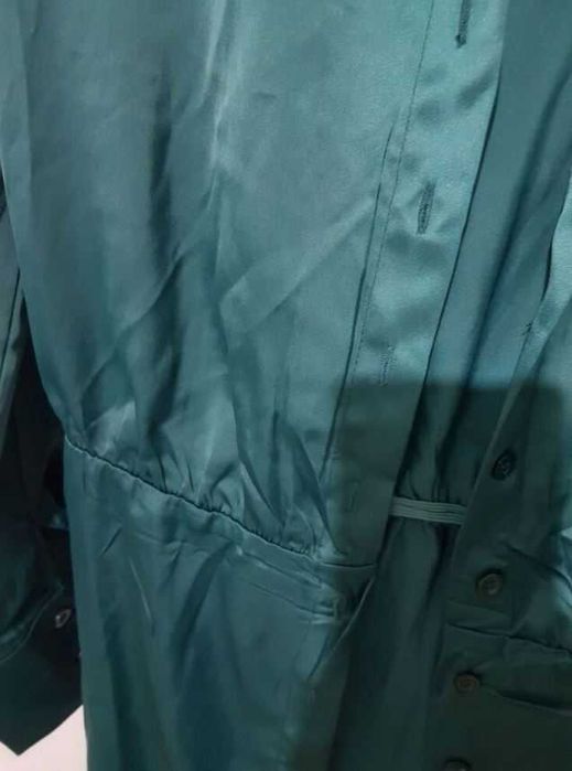 Зелена сатенена рокля