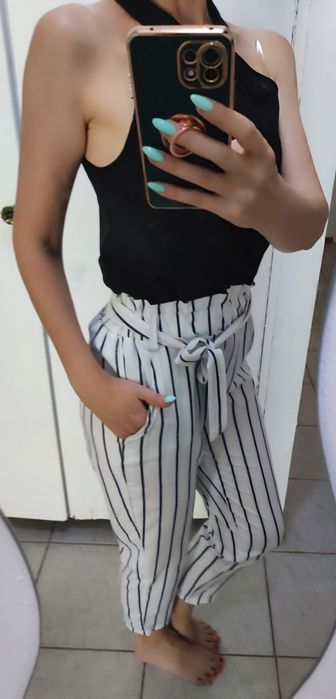 Pantaloni albi cu dungi negre 
Pantalonii din imagine sunt pantaloni d
