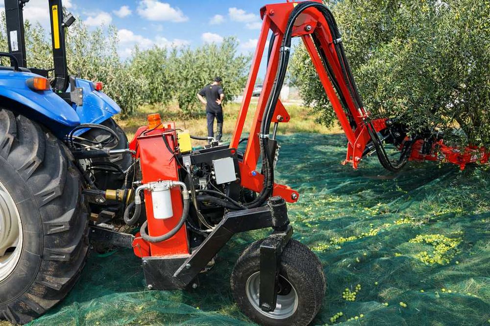 Scuturător cu braț pantograf pentru pomi fructiferi - nuci, alune