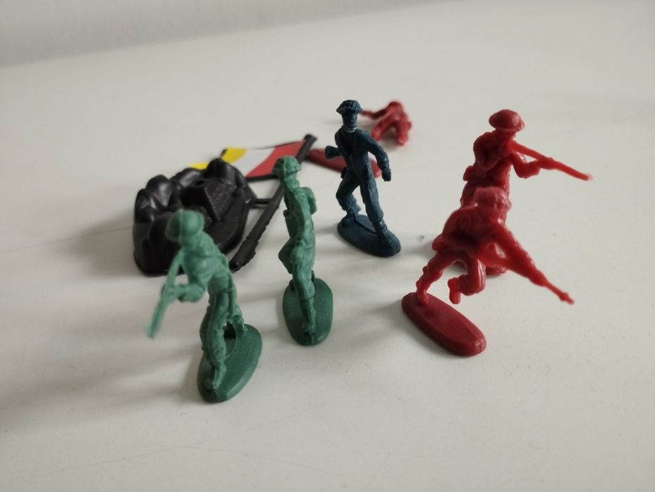 Игрушечные пластиковые солдатики