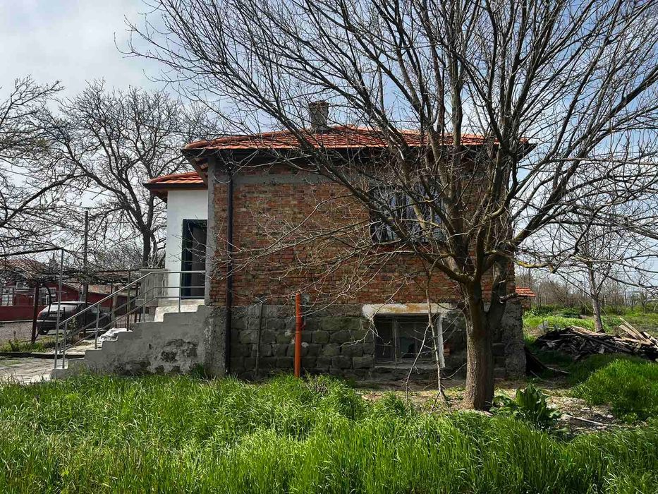 Двуетажна къща с двор в с.Ливада, до Бургас