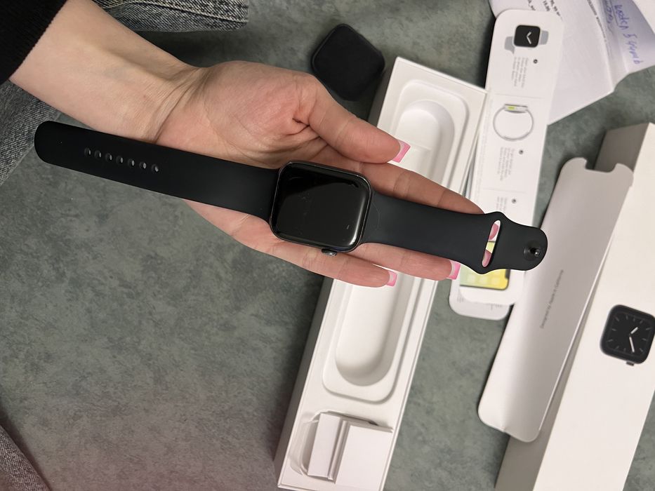 Продам часы apple watch 5, 44 оригинал