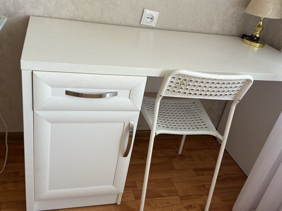 Продам школьная парта со встроенной полкой