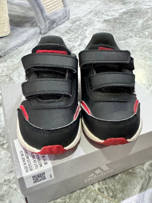 Дестки черни маратонки