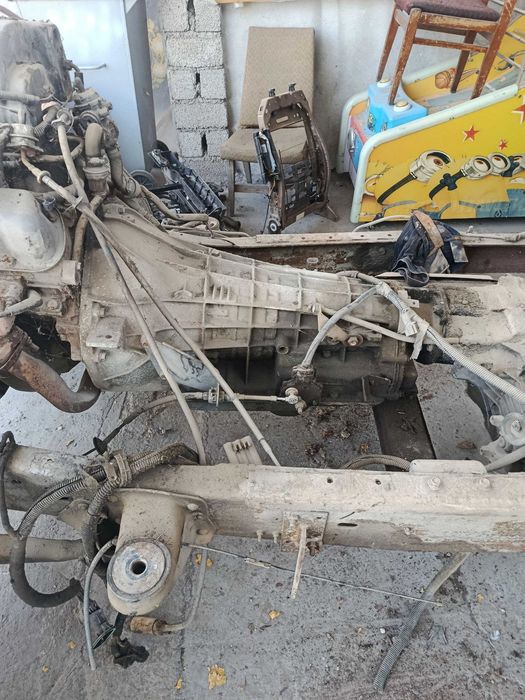 Продается рама с двигателем и коробкой от Ford Sierra 1985 года.