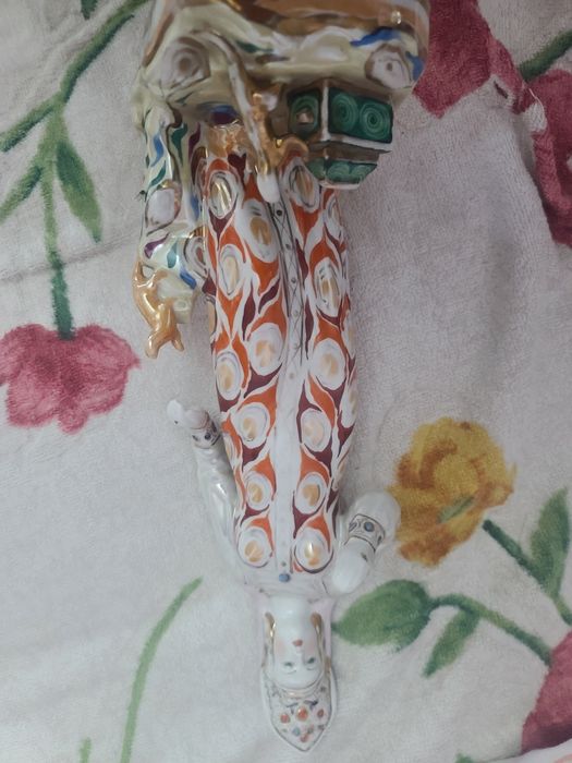 Статуэтка фарфоровая