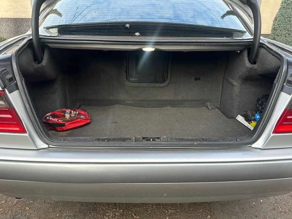 Mersedes Benz W 210. 
1996 yil.motor