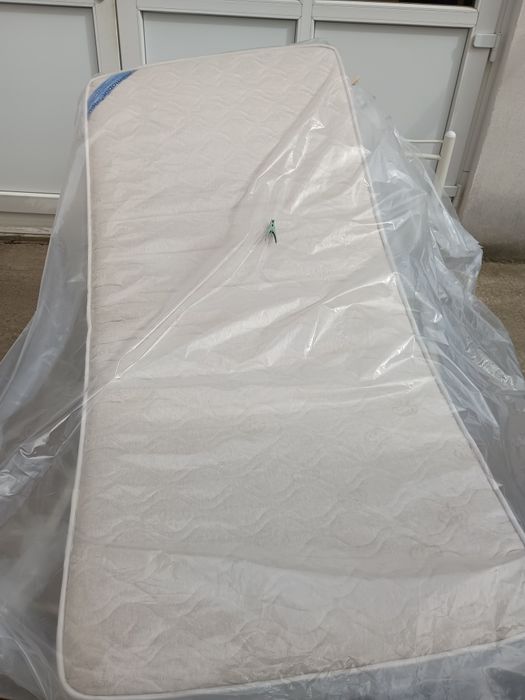 Pat metalic de o persoană cu tot cu saltea