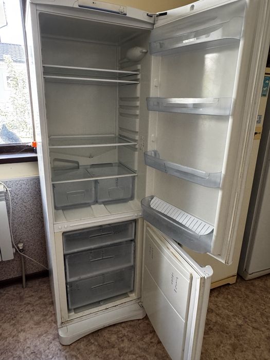 Хололильник indesit
