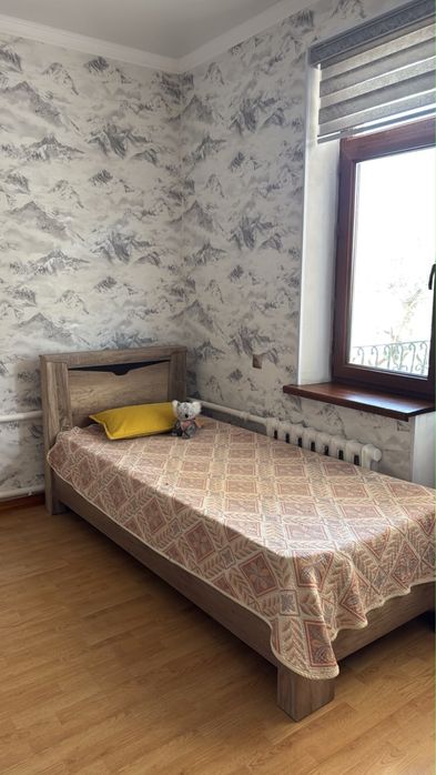 Кровати в детскую и письменный  стол