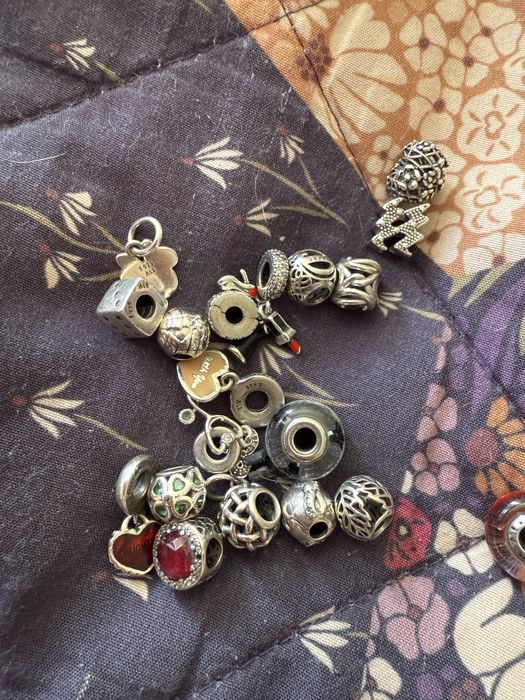 Елементи и гривна пандора.