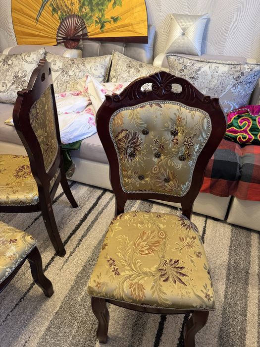 Стол в зал для гостей