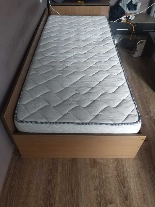 Продавам легло с матрак.