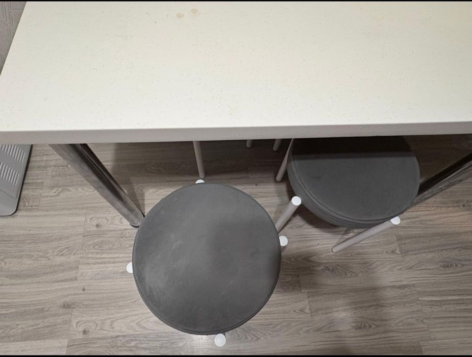 Кухонный стол с 4 стульями