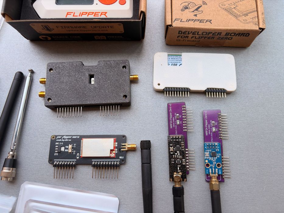 Flipper Zero – максимално възможният комплект: 5 платки (AIO 3-в-1, E07 100mW, ESP32 Wi-Fi, nRF24, CC1101) + Yagi, 150+ NFC, Momentum