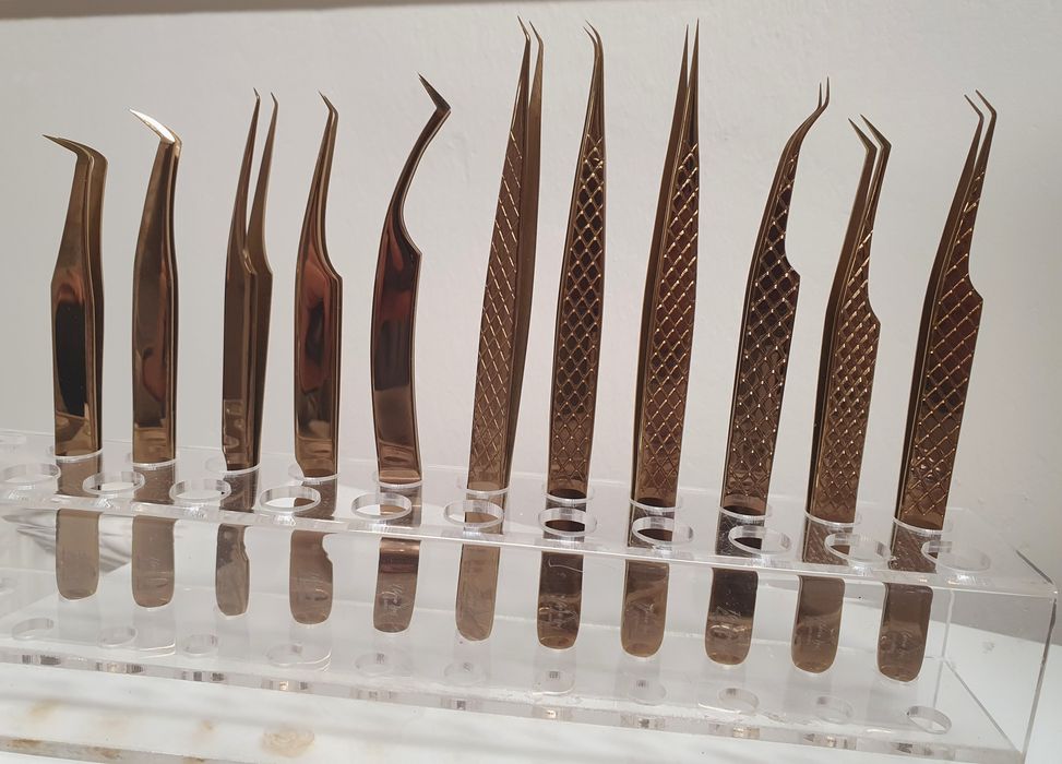 Pensete tehnicienii extensiilor de gene
